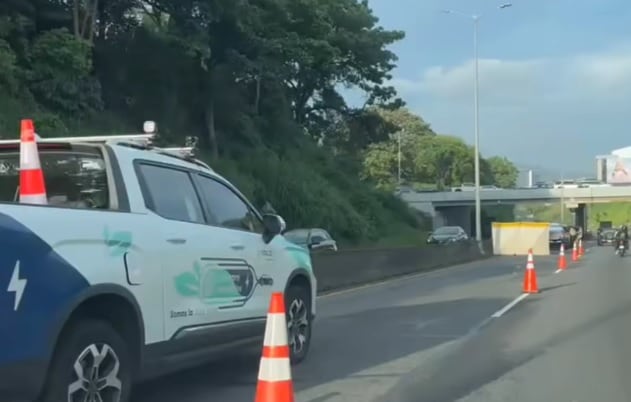 Monge perdió el control de su moto y chocó contra la barrera divisoria. Foto Redes.