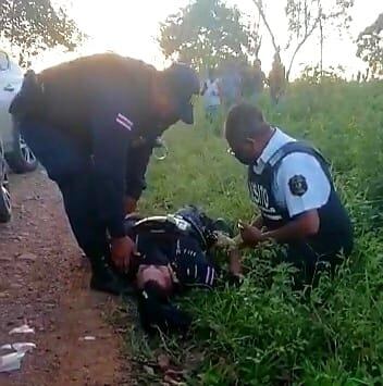 Dos oficiales heridos y doce patrullas dañadas por ataque con piedras en Los Chiles. Foto Edgar Chinchilla.