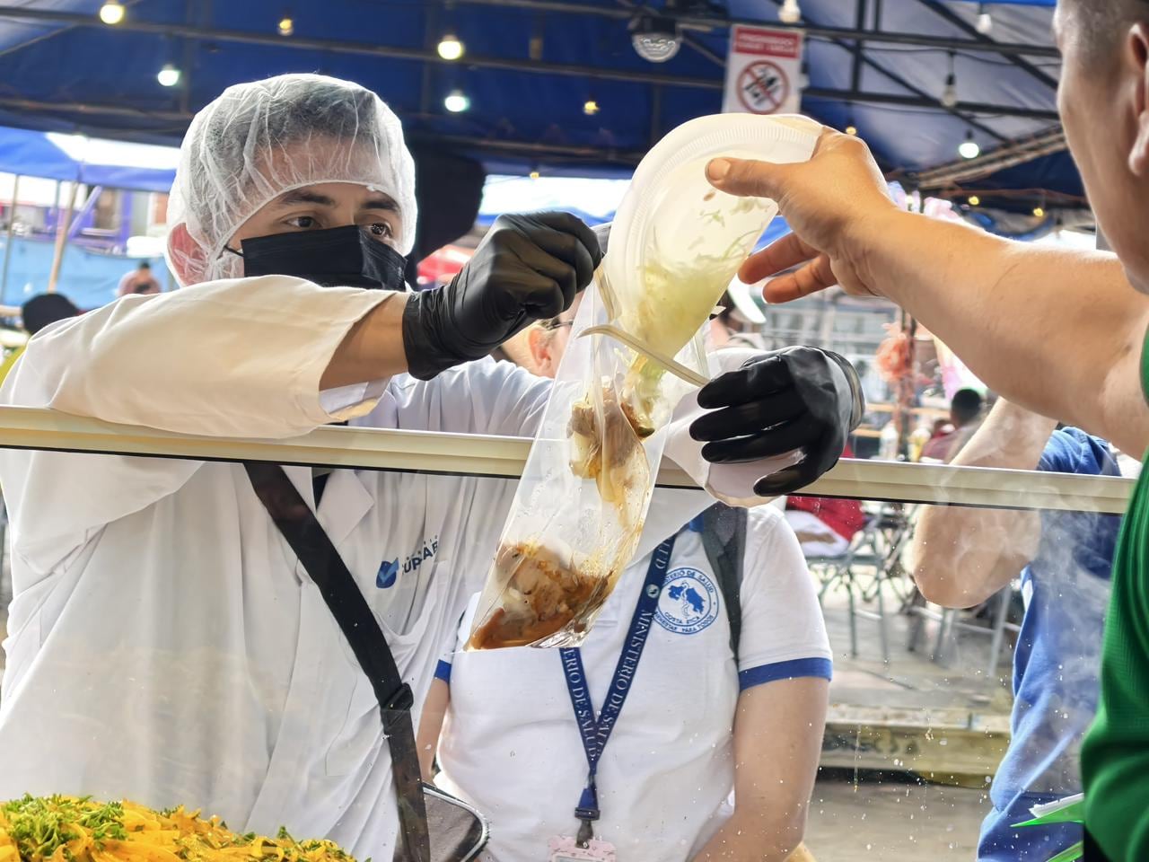 Los festejos populares son eventos masivos que reúnen a personas de todo el país como parte de las celebraciones de fin y principio de año. Estas actividades se desarrollan en el Campo Ferial de Zapote, en el sector de Curridabat y en Belén de Heredia, y cuentan con la autorización sanitaria correspondiente.