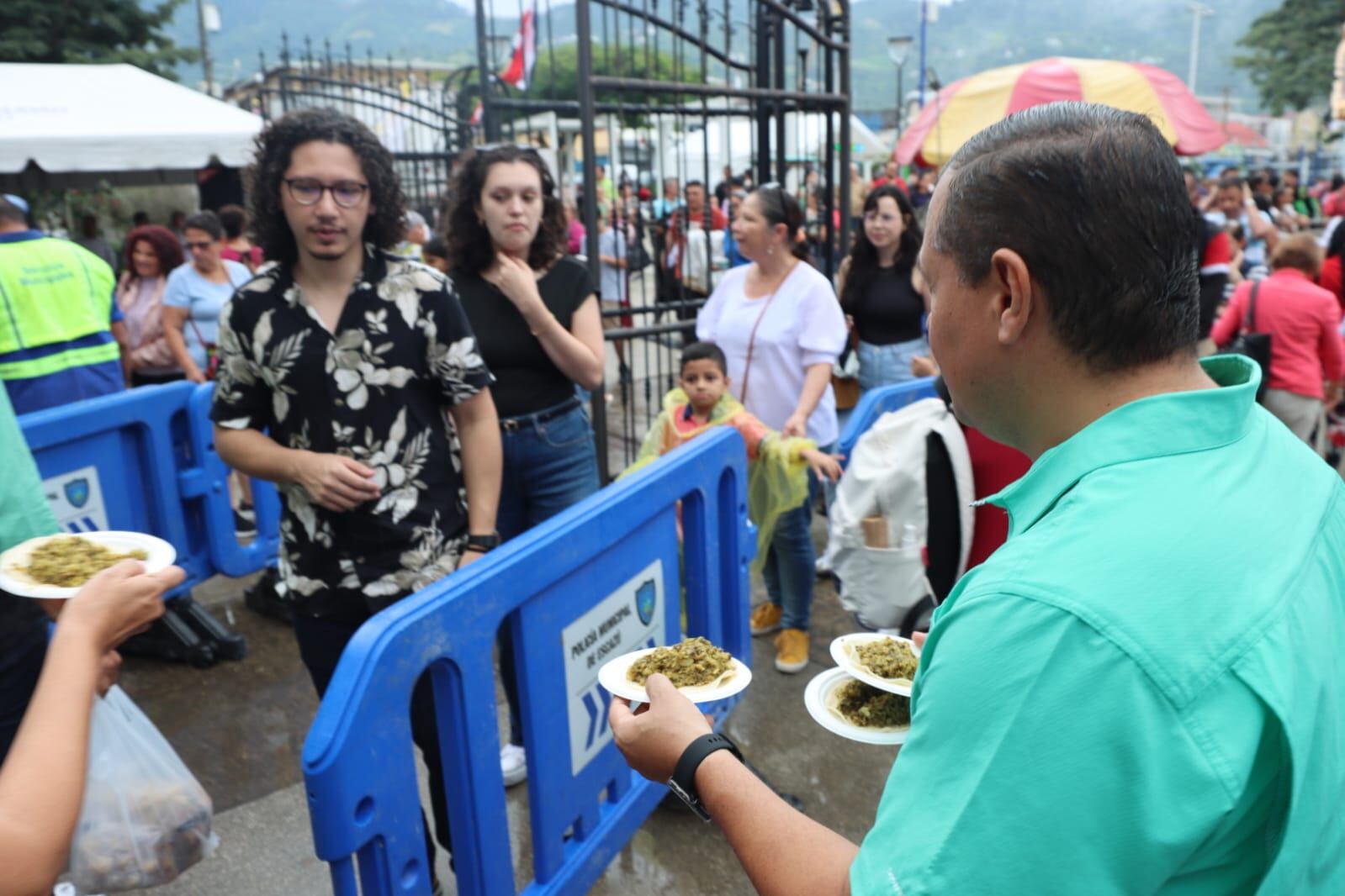 Se repartieron más de 3.500 gallos del picadillo de chicasquil más grande de la historia en el parque de Escazú como parte de las actividades de las fietas patronales 2024.