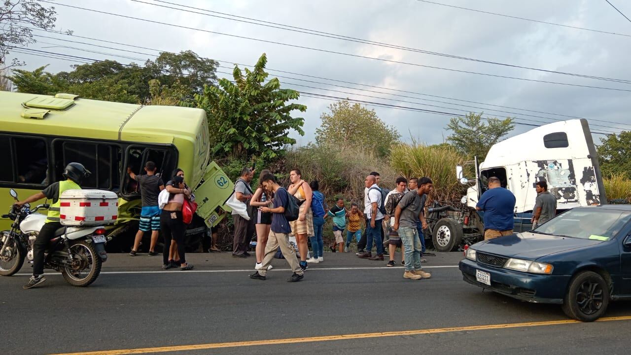 Aparatoso choque entre tráiler y bus terminó en tragedia sobre la ruta 27. Foto: Cortesía