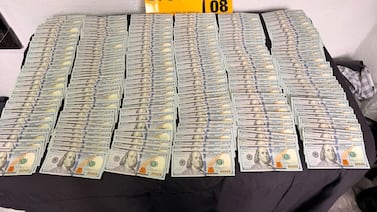 Allanan apartamento ligado a tonelada de cocaína decomisada y encuentran $20.000