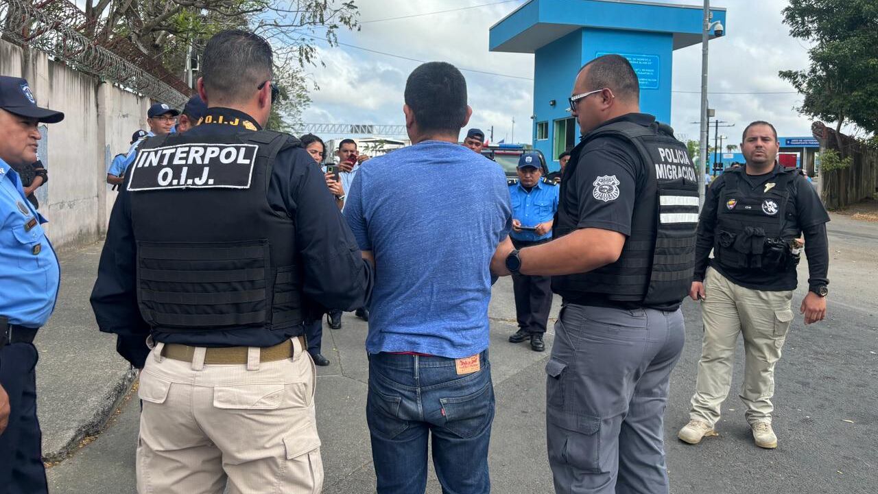 Un hombre de apellido Pérez de 44 años y de nacionalidad nicaragüense permanecía en suelo costarricense y fue entregado a las autoridades de su país por tener una orden de captura en su contra. Foto: OIJ