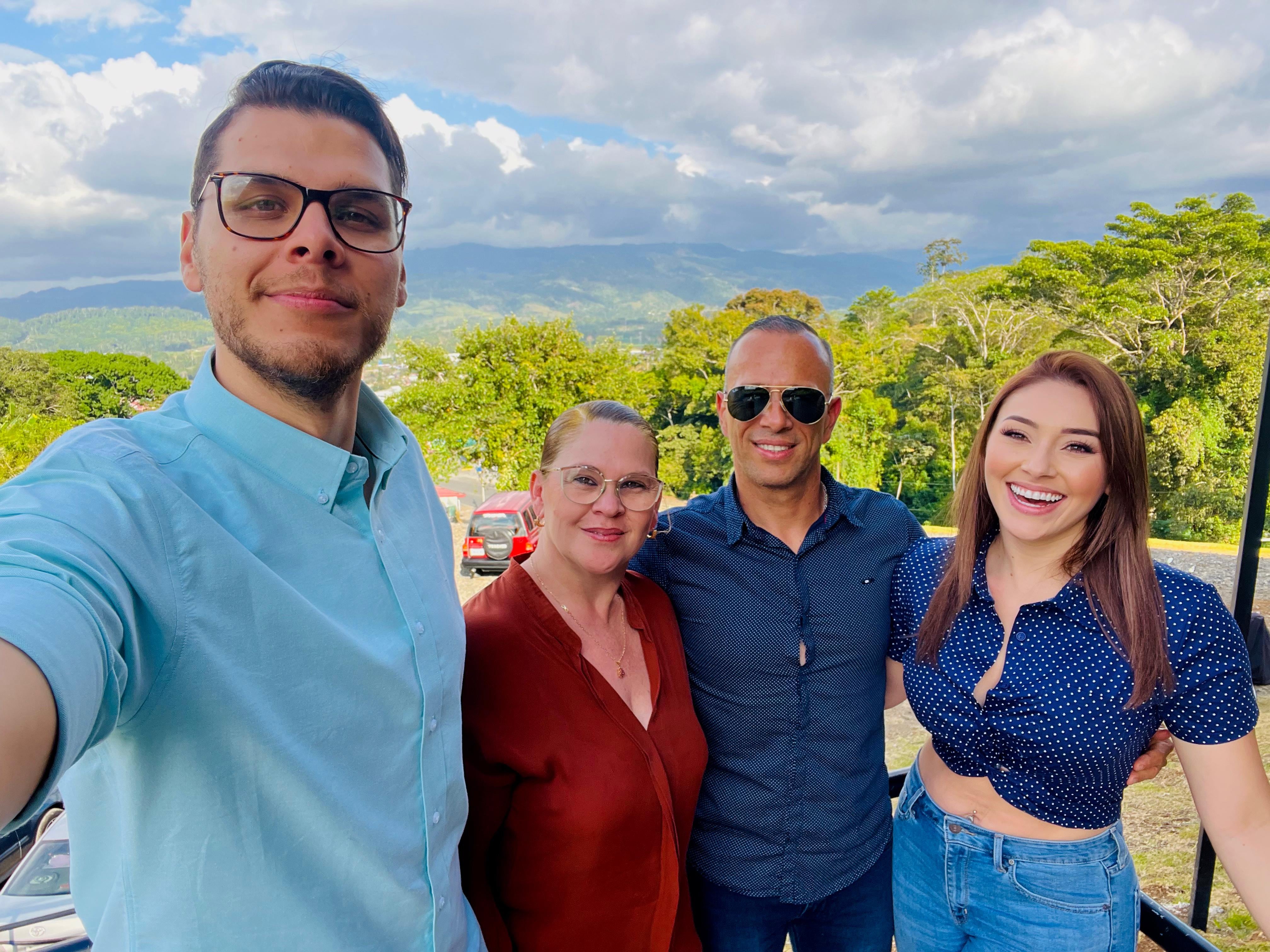 Los periodistas Gloriana Casasola y Diego Obando protagonizan una hermosa historia de amor desde el 2018.