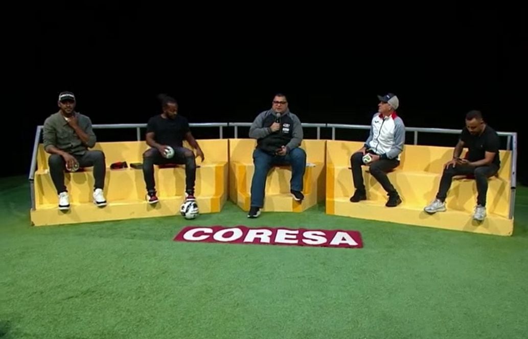 Los presentadores se mostraron sorprendidos por el temblor.