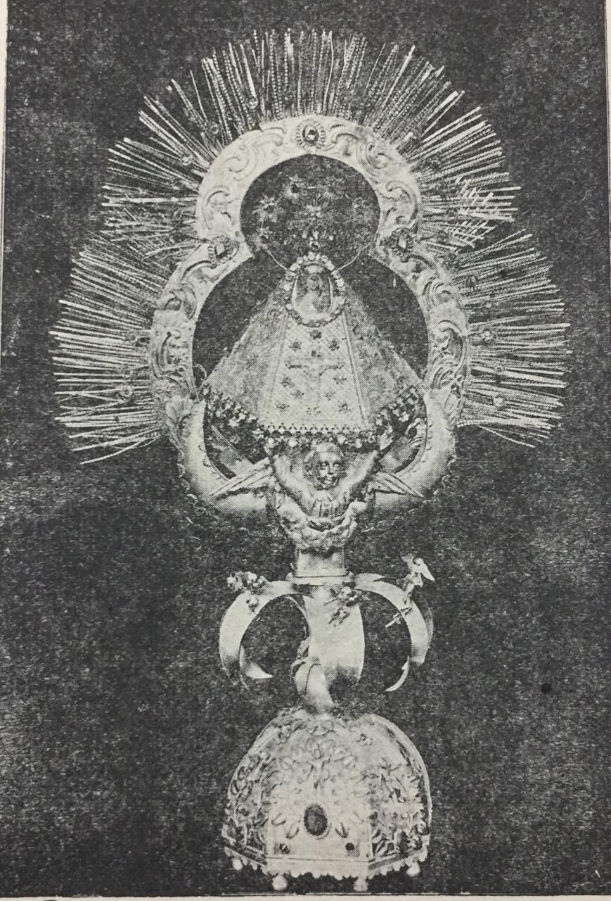 Fernando Soto Coto es el único Joyero de la Virgen de la familia Del Valle que queda con vida y la crisis por la pandemia lo golpeó duro hasta que se puso a hacer virgencitas. Esta foto es de la virgencita hasta 1926.