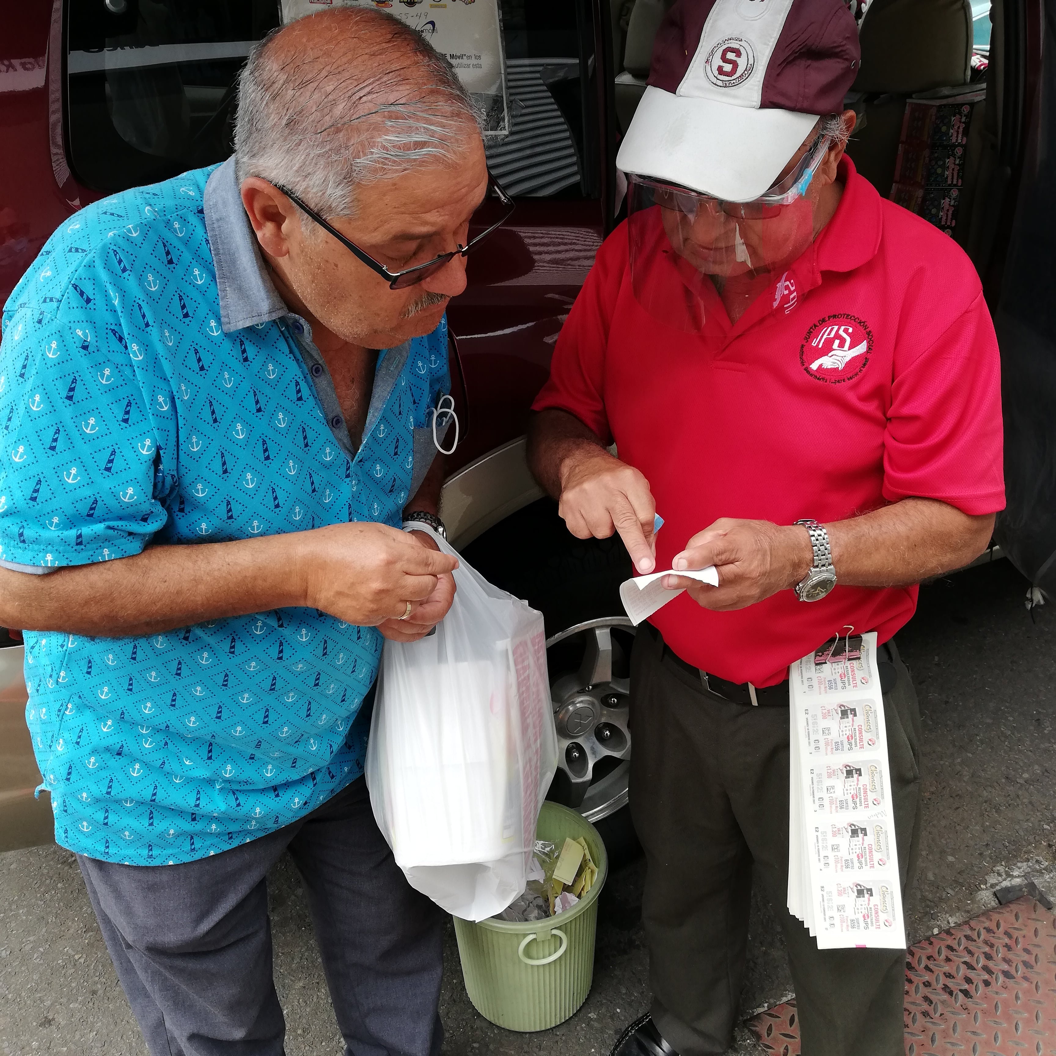Don Luis Gerardo Sibaja Mora, vecino de San Carlos, es conocido como el chancero de la suerte, porque no se cansa de repartir millones a los que le compran chances y lotería, por eso, para cada sorteo le llegan a buscar de todas partes del país. En la foto, don Carlos Arce le compra un gallo tapado.