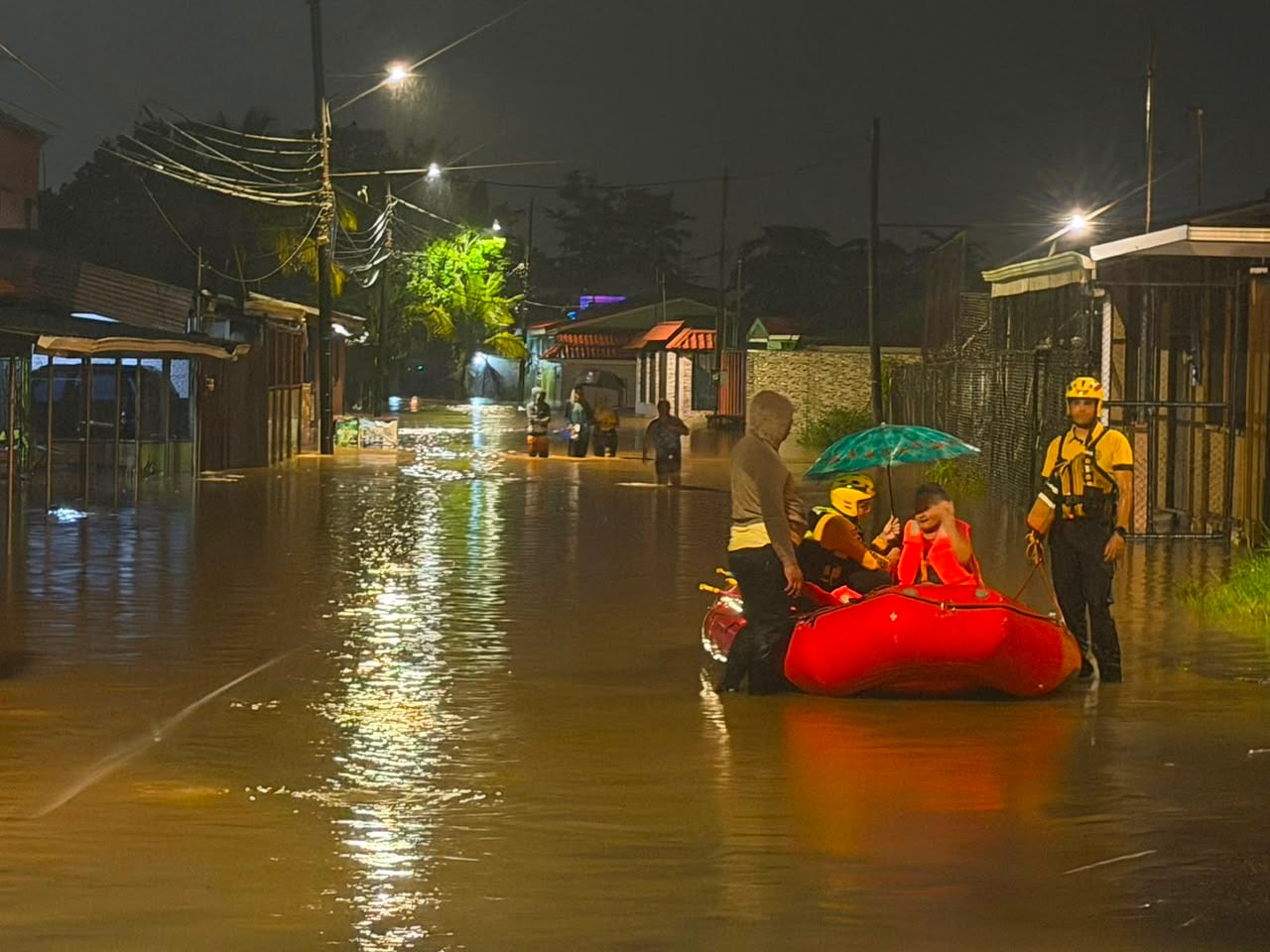 Las fuertes lluvias provocaron inundaciones, rescates y evacuaciones durante la noche en barrio Pacuarito de Pacuare en Siquirres. Foto: Bomberos