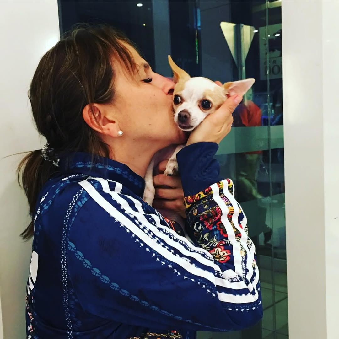Sandra Carvajal, vestuarista de Teletica, y su perro Gianni.