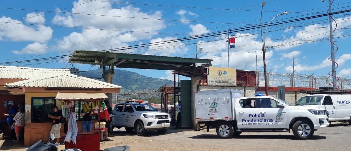 Este martes se tenía la expectativa del traslado de Carlos Cerdas a La Reforma en San Rafael de Alajuela, pero pese a que hubo entrada y salida de vehículos no hubo espacio para el dueño de MECO. Foto: Francisco Barrantes.