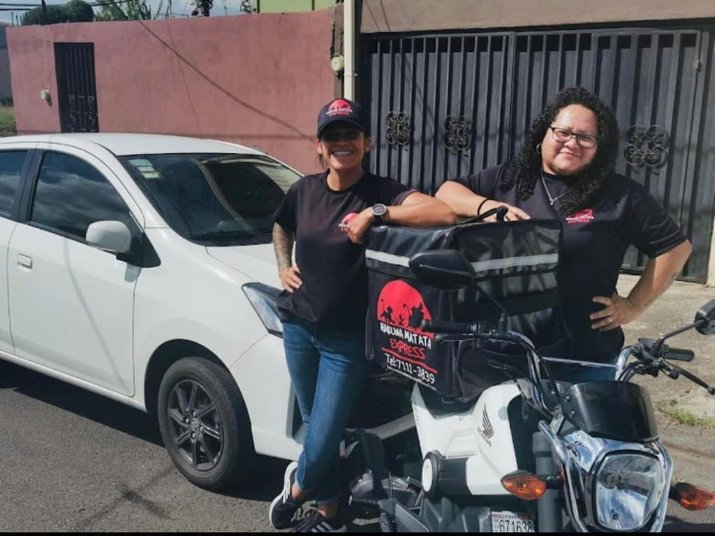 Cristín Granados, jugadora del Sporting tiene una empresa de mensajería con su familia. Cortesía.