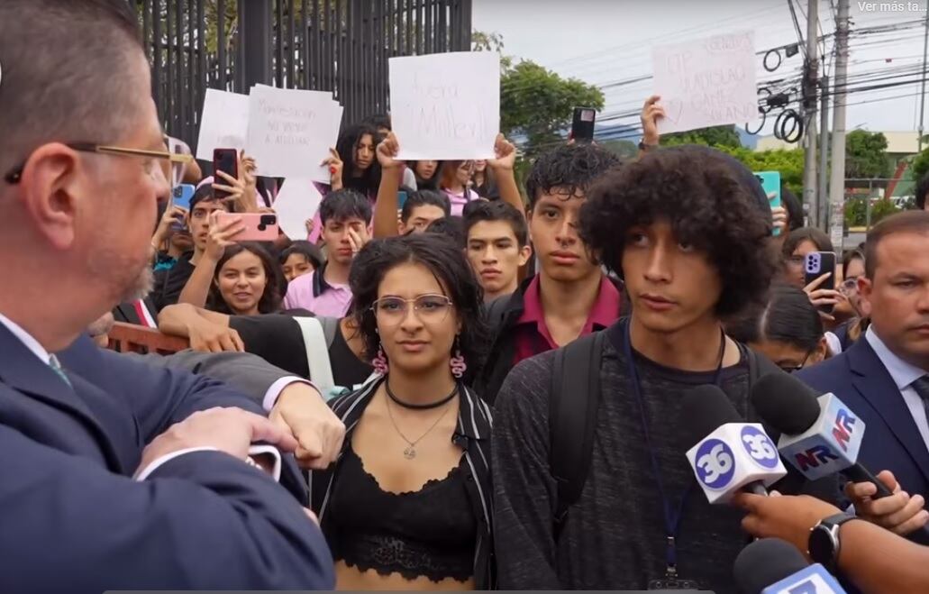 Estudiantes de colegios públicos fueron a Casa Presidencial y el presidente Rodrigo Chaves los atendió