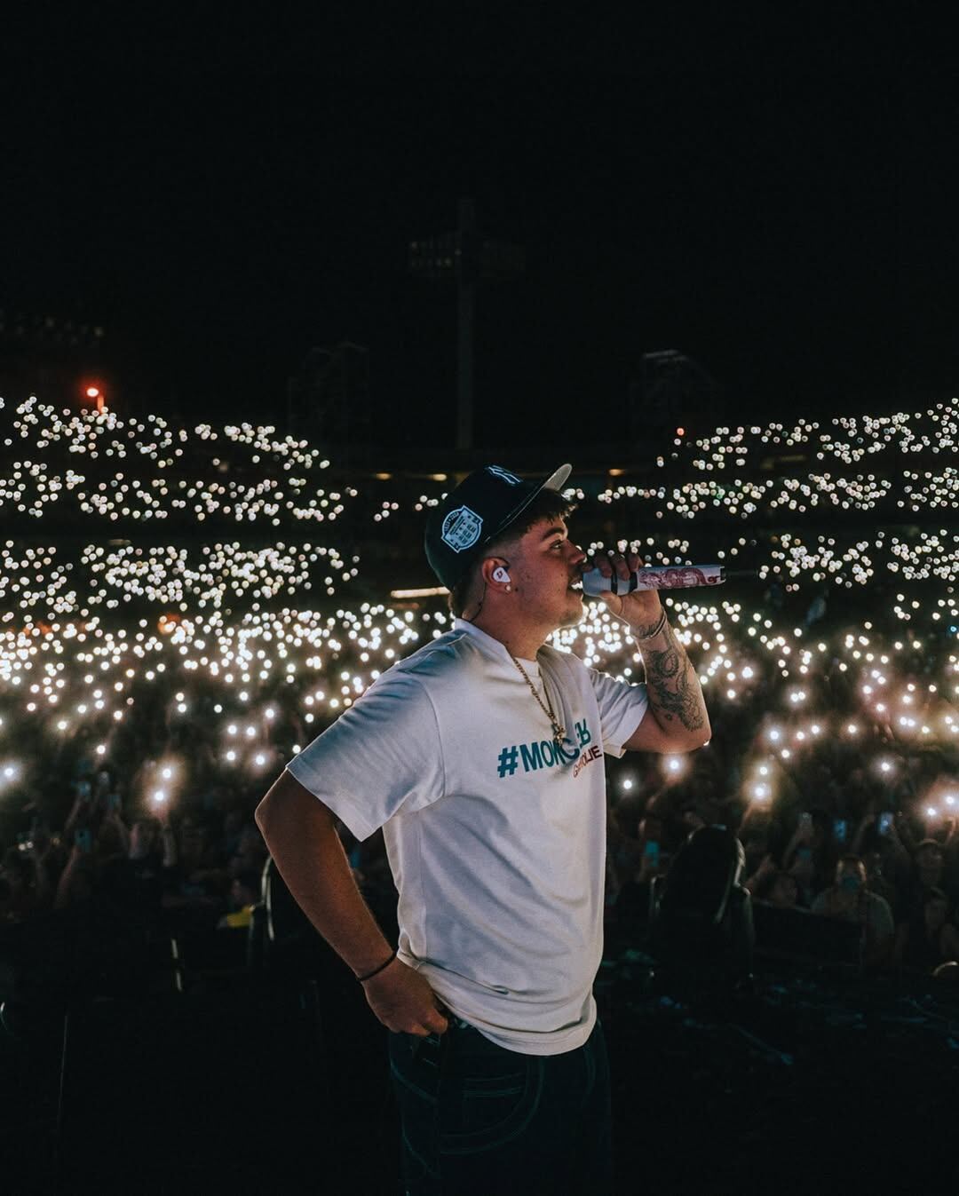 el cantante español Saiko, quien tuvo que suspender su visita al país y su show en Picnic debido a cambios de última hora en su agenda.
