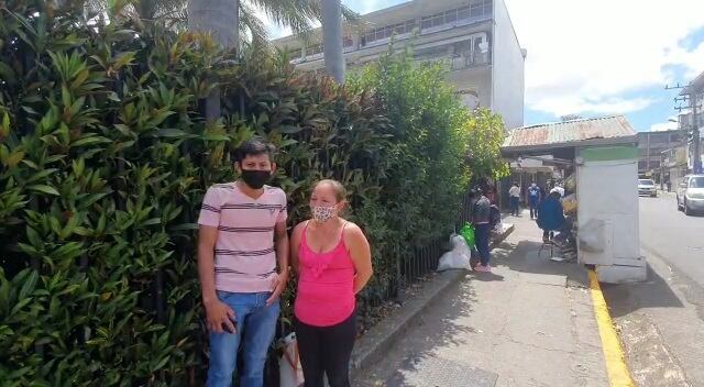 Papás de niña que perdió cuero cabelludo y parte de oreja en accidente con picadora de zacate en Guatuso. Foto Edgar Chinchilla.