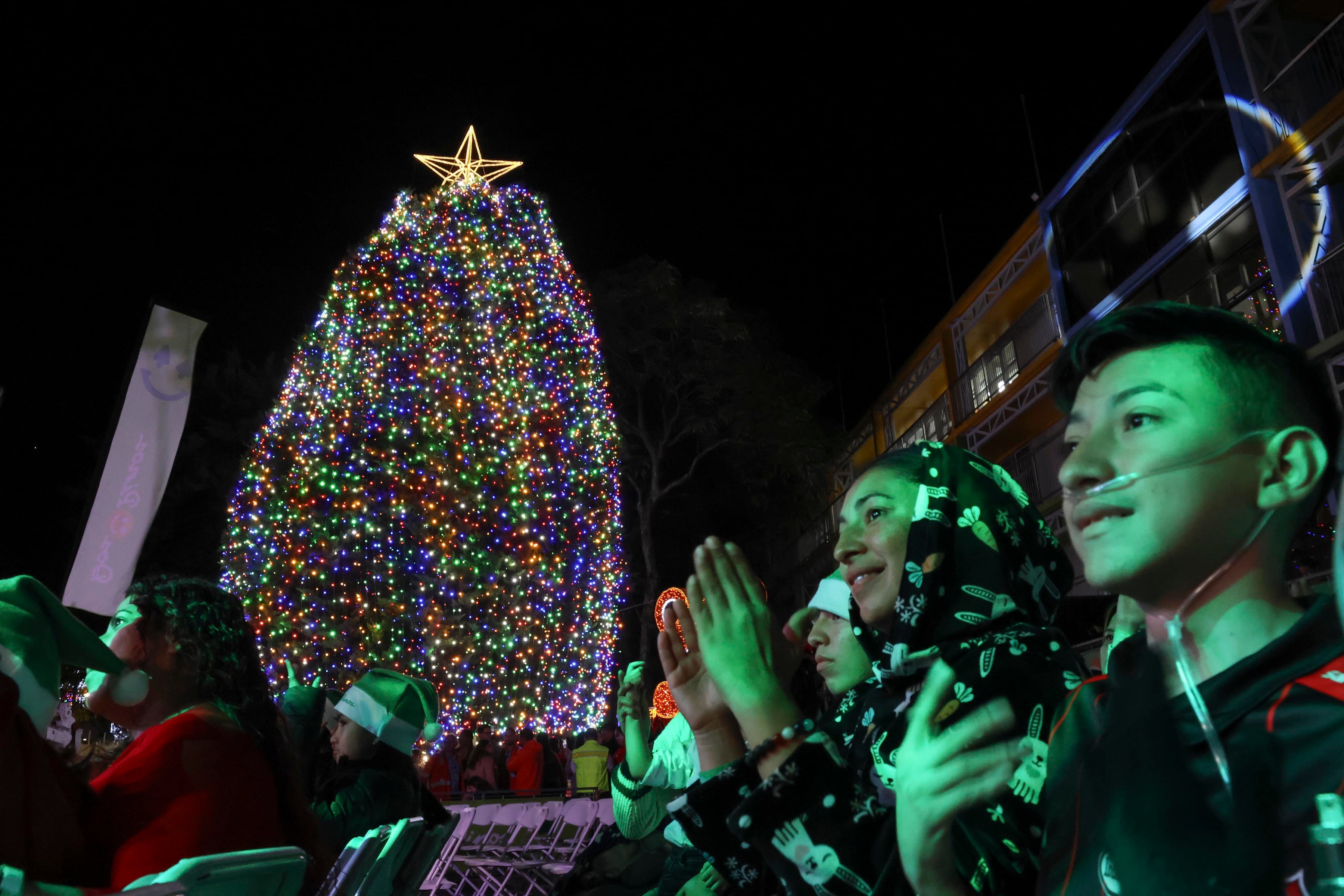 Iluminación del árbol de Navidad del Hospital Nacional de Niños