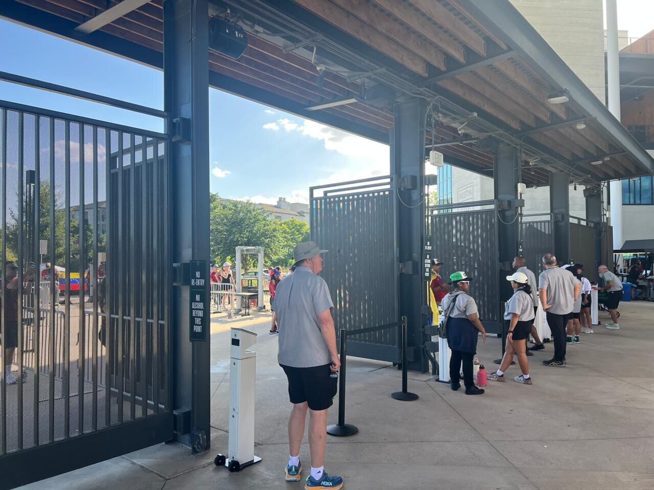 Los accesos al estadio son muy diferentes a los que uno ve en Costa Rica.