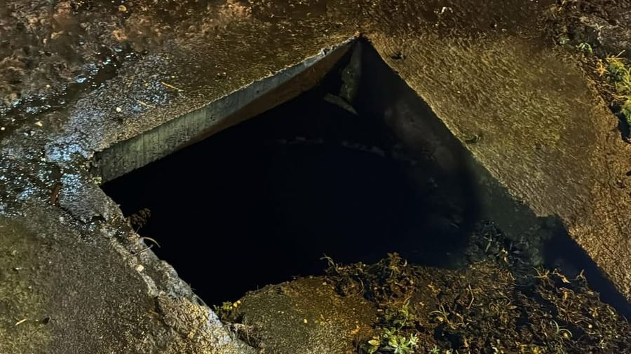 Búsqueda de niño de 6 años que cayó en alcantarilla en Purral, Goicoechea. Foto: Bomberos