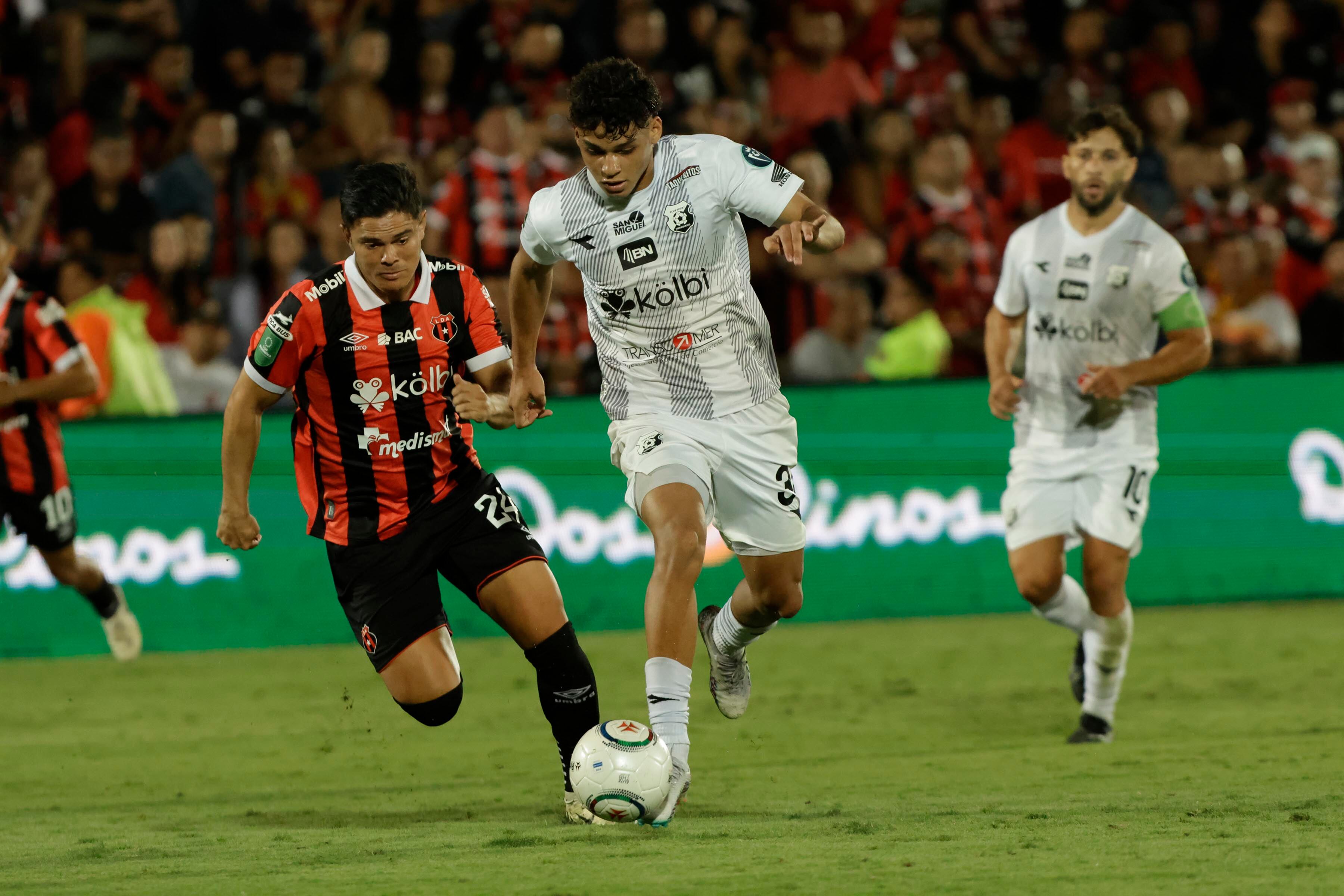 24/02/2024. Estadio Alejandro Morera Soto, Alajuela. Hora: 06:00 p.m. Partido de la Jornada 9 del Torneo de Clausura 2024 disputado entre la Liga Deportiva Alajuelense (LDA) y el Club Sport Herediano en el Estadio Alejandro Morera Soto de Alajuela. Fotos: Mayela López