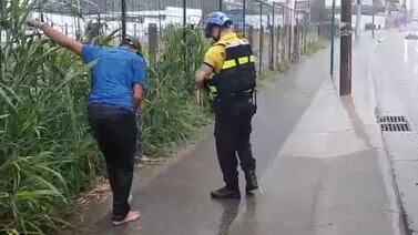 Video: Sin zapatos y empapado, así quedó hombre tras maldad que le hicieron asaltantes