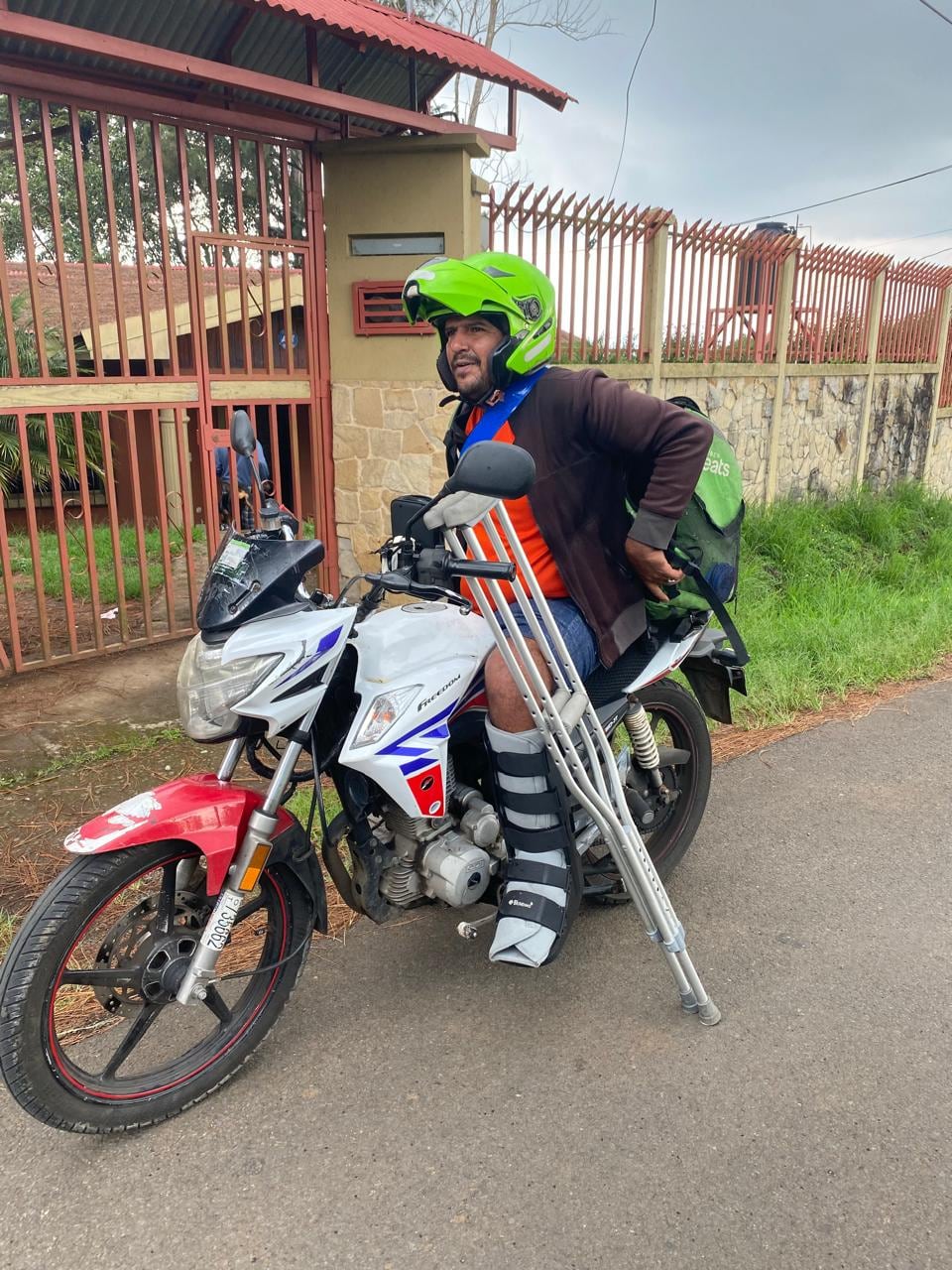 Hernán Gómez Gómez, venezolano de nacimiento, es todo un ejemplo porque no se ha terminado de recuperar del todo y ya anda breteando duro unas ocho horas al día a pesar de que por estos días llueve y bien duro