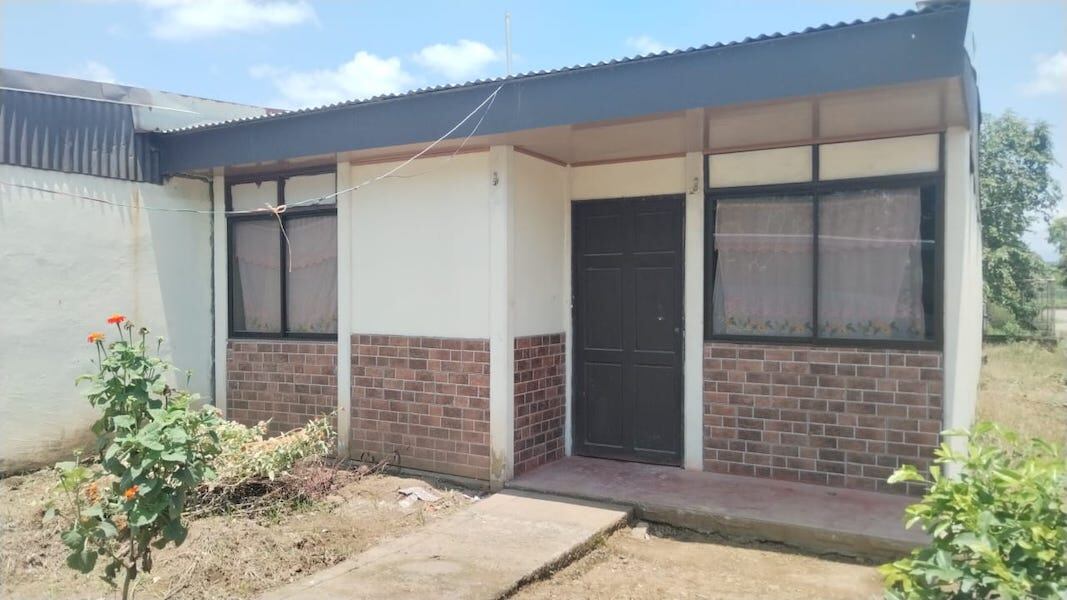 Vivienda en Cariari, Pococí, mide 66 m² en lote de 164,45 m², tiene 2 dormitorios y 1 baño. Cuesta ¢12.375.200 y ofrece financiamiento del 90%. Requiere algunas reparaciones.