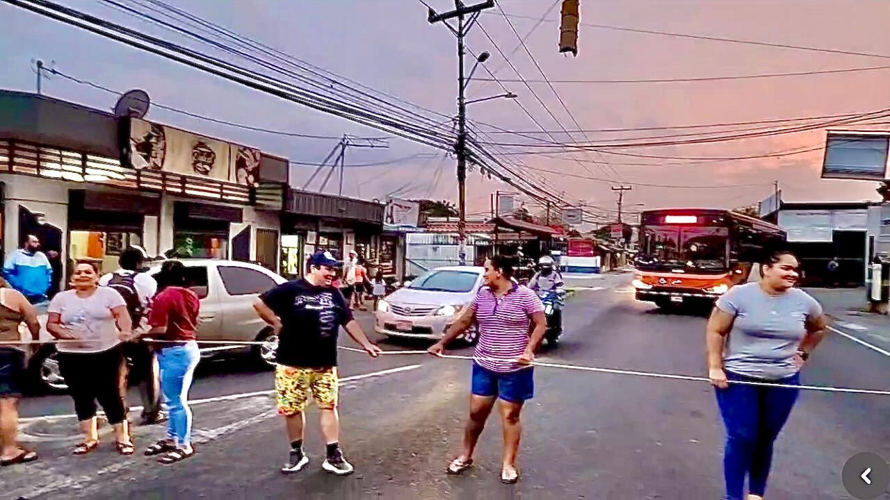 Vecinos de Villa Bonita en Alajuela se tiraron a la calle por falta de agua el pasado lunes 22 de abril del 2024