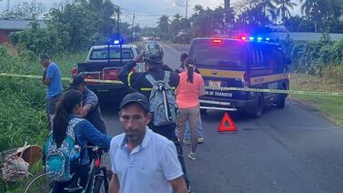 Video muestra carro a alta velocidad y en carril contrario antes de fatal choque que mató a trabajador en bicimoto