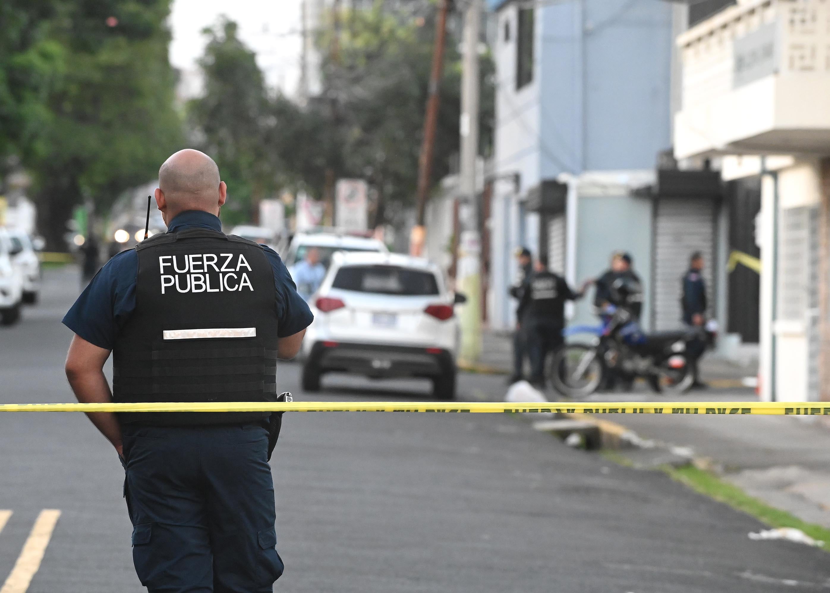 15 de julio del 2025. Barrio González Lahman. 18:00 hrs.  El OIJ en coordinación con la Fuerza Pública realiza la recolección de indicios en la escena del crimen de un homicidio ocurrido en el barrio González Lahman estar tarde a las 4:15 minutos. En la escena fueron capturados dos sospechosos y decomisadas dos armas de fuego. En la foto: Autoridades del OIJ y la Fuerza Púbica investigan la escena del crimen. Foto: Albert Marín