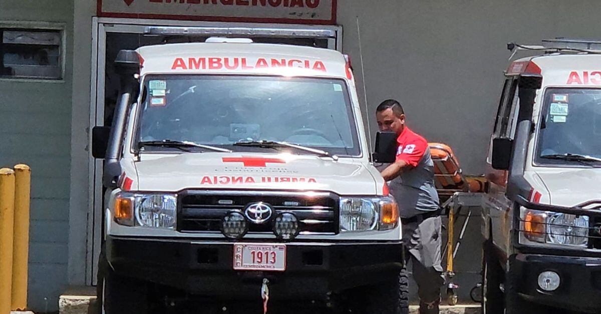 Cruz Roja atiende a hombre herido por una vaca.