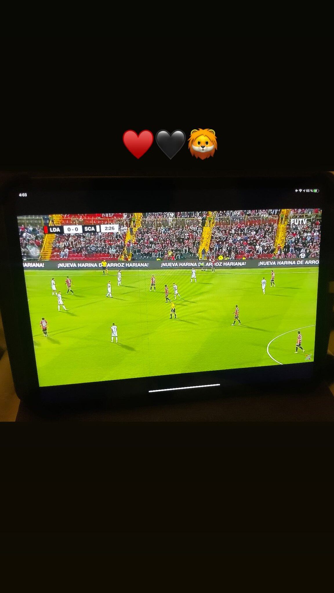 Freddy Góndola demostrando que aún le tiene cariño a Alajuelense.