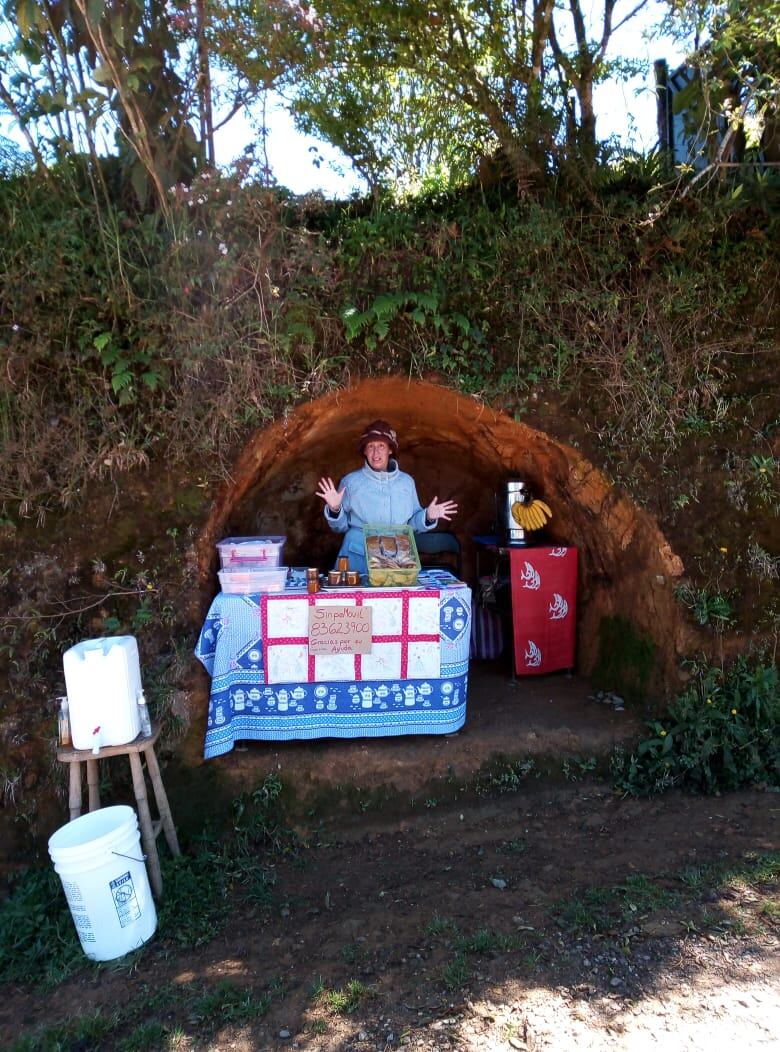 Doña Julia Godínez Guzmán y su esposo José Monge Corella, viven en la puritica entrada al pueblo Santa Clara, en Tobosi de El Guarco de Cartago en donde tienen su negocio que se llama La Cuevita