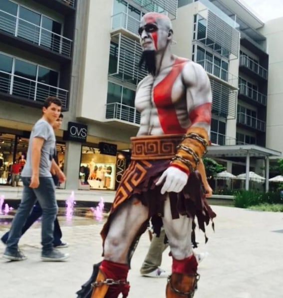 Bismarck Méndez transformado en "God of War" con al artista Rodrigo Piedra. Facebook