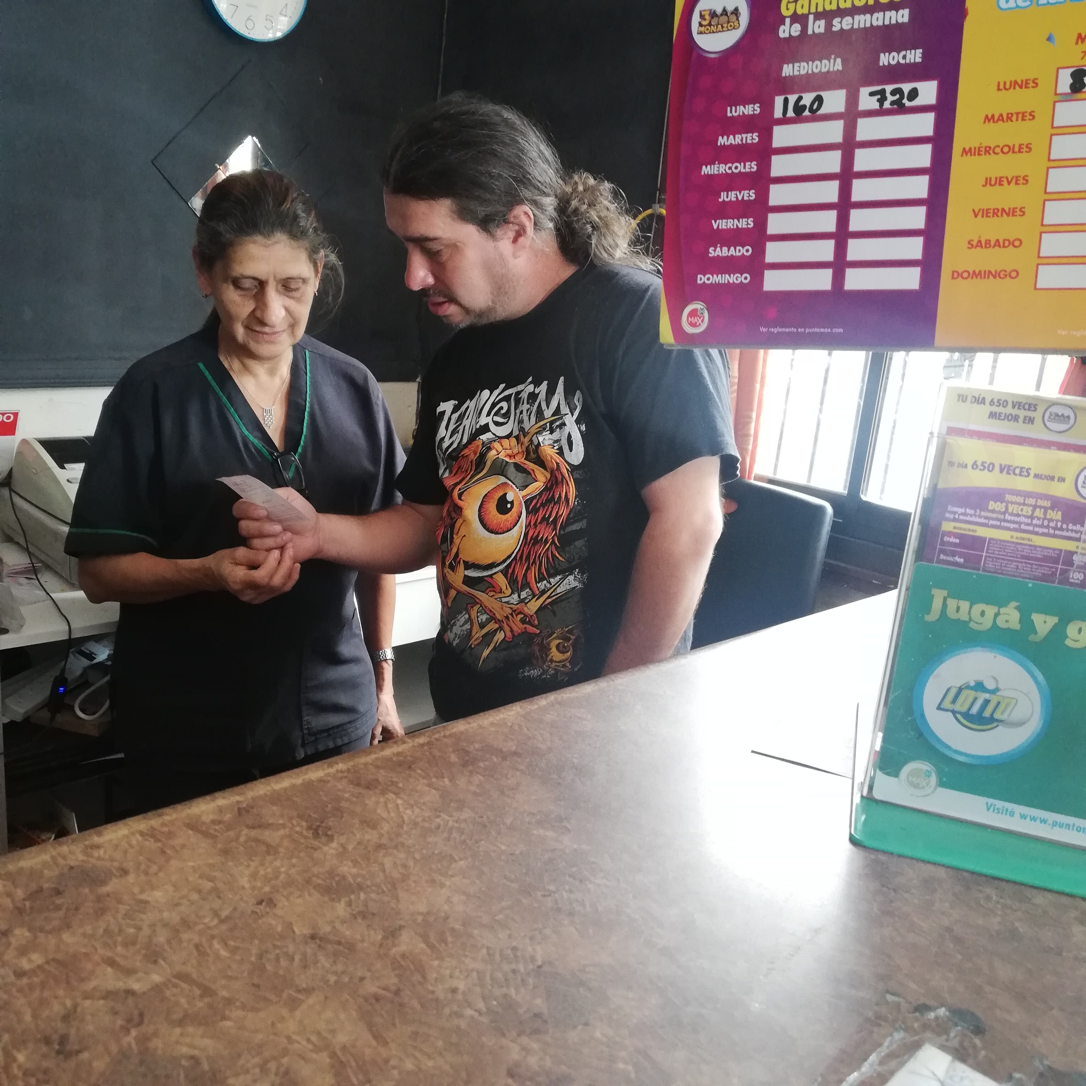 En el Restaurante Doña Juani, frente a la muni de San José, se vendió el pasado 10 de junio el lotto que un día después le dio 247,8 millones de colones a una muchacha de 24 años que creyó que se había pegado solo diez mil colones, pero en el restaurante le dijeron que eran millones lo que había ganado. En la foto doña Juanita Batres junto a su hijo Luis Flores Batres.