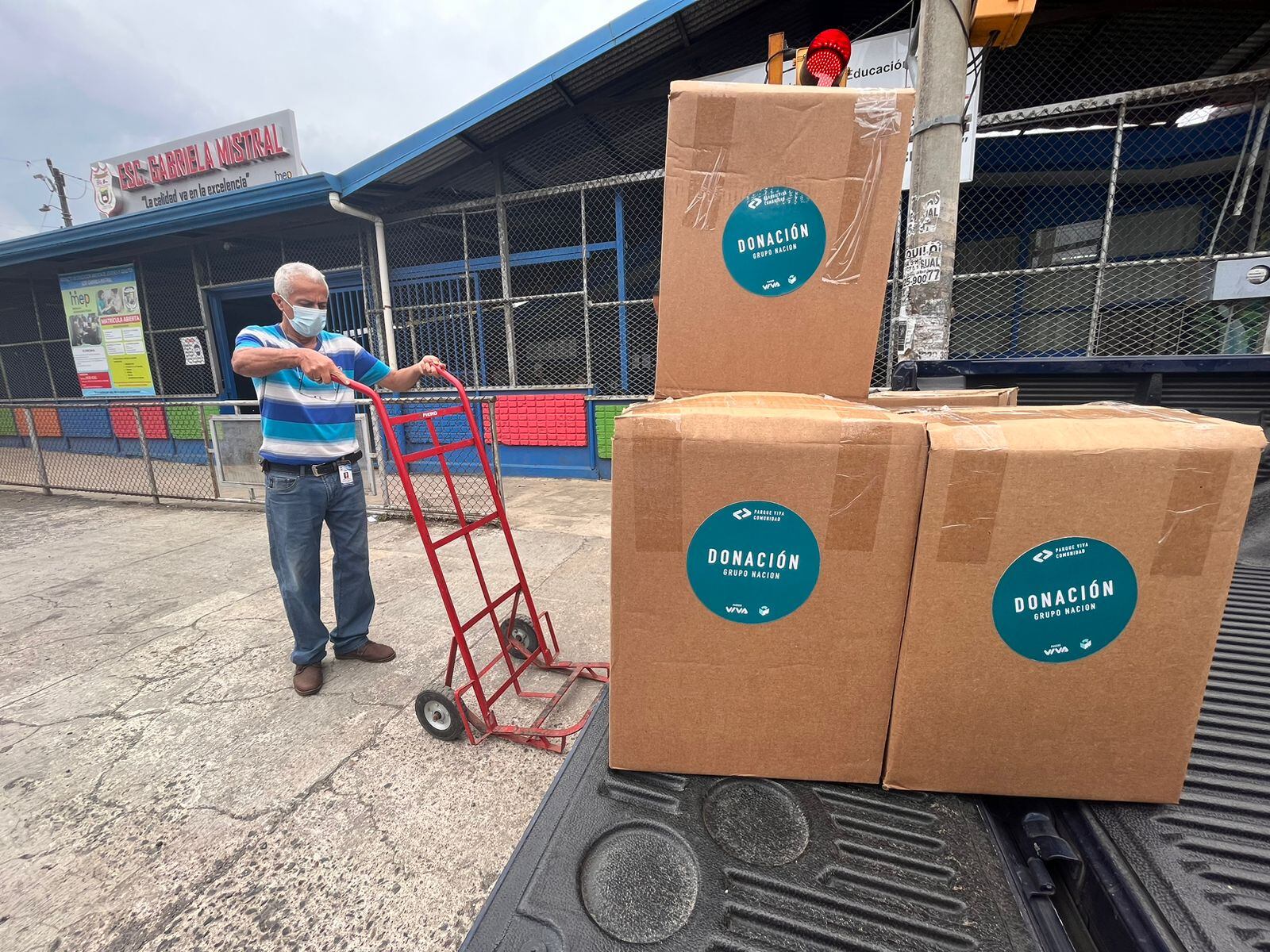 Donación a la Escuela Gabriela Mistral