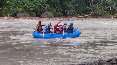 Hallan con vida a guía que desapareció este domingo al ser arrastrado por río en Siquirres