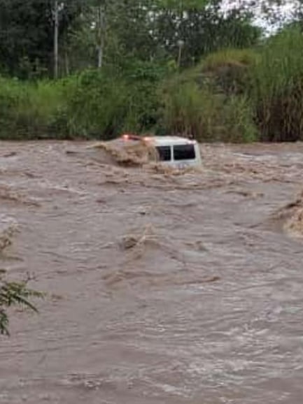La Caja ha confirmado que una ambulancia de la región Brunca fue arrastrada, en horas de la tarde, por una cabeza de agua cuando el chofer, quien iba solo y buscaba una ruta alterna por los bloqueos en la zona, intentó cruzar en el bajo del río Ceibo, en Buenos Aires de Puntarenas.