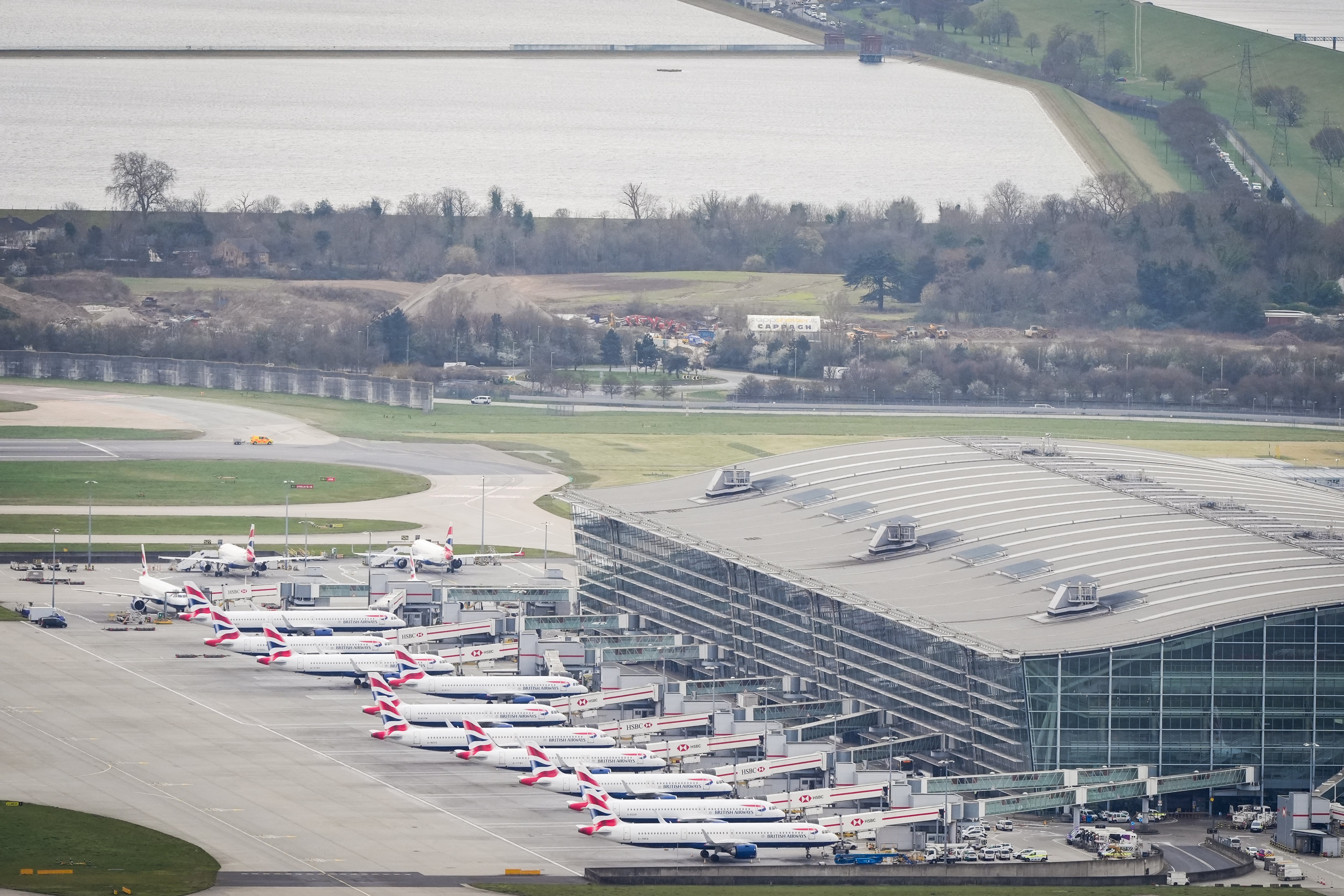 Aerolíneas en pausa en Heathrow – Aviones inmovilizados en la pista del aeropuerto de Heathrow el 21 de marzo de 2025, tras la suspensión de operaciones por un incendio en una subestación que afectó el suministro eléctrico del aeropuerto.