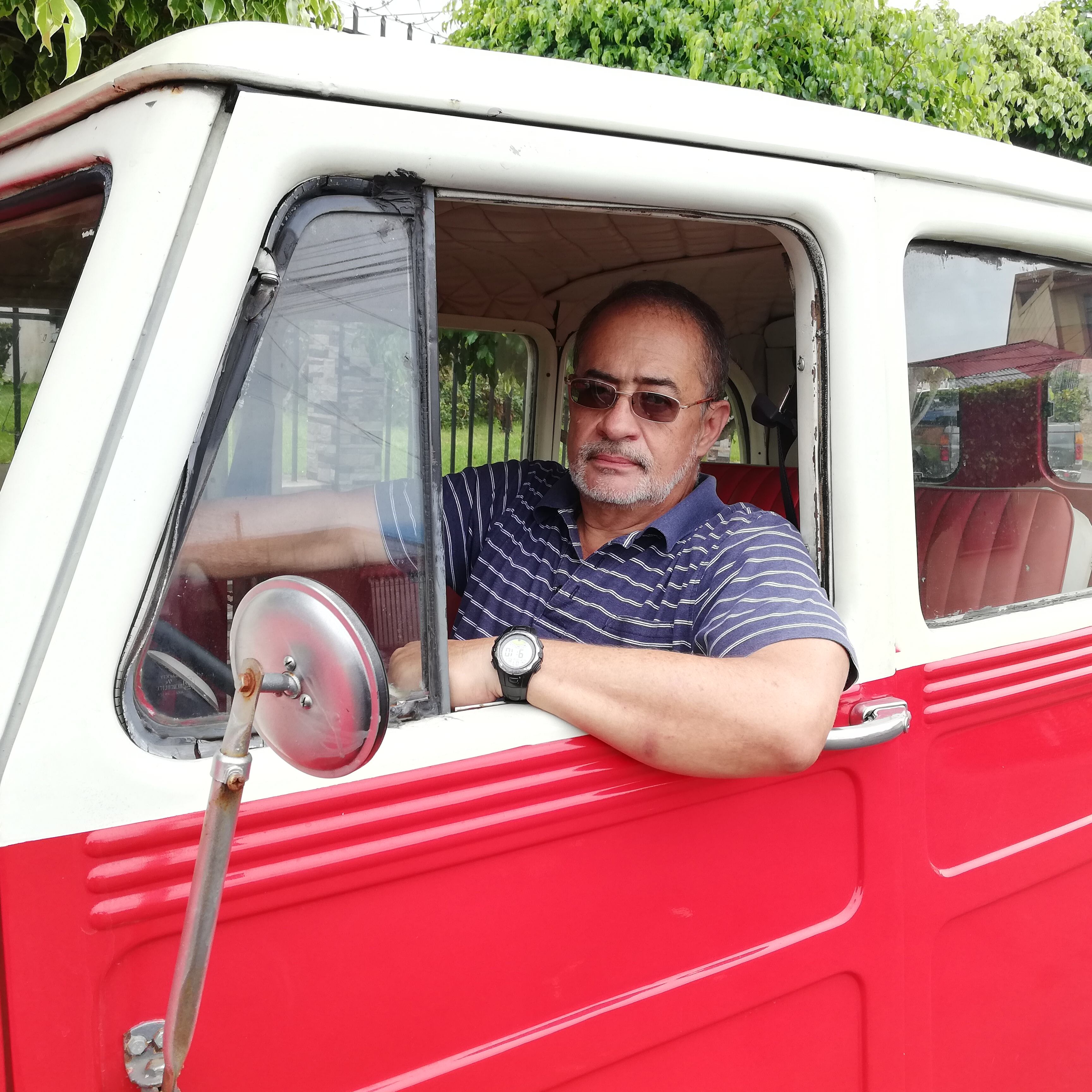 Don Óscar Gómez Murillo tiene 16 años de haber cumplido el sueño de comprar un carro igual al que le prestaron jovencillo para aprendiera a manejar: una “Marota”. Bueno, es que así le han dicho siempre a los Willys Station Wagon en Turrialba.