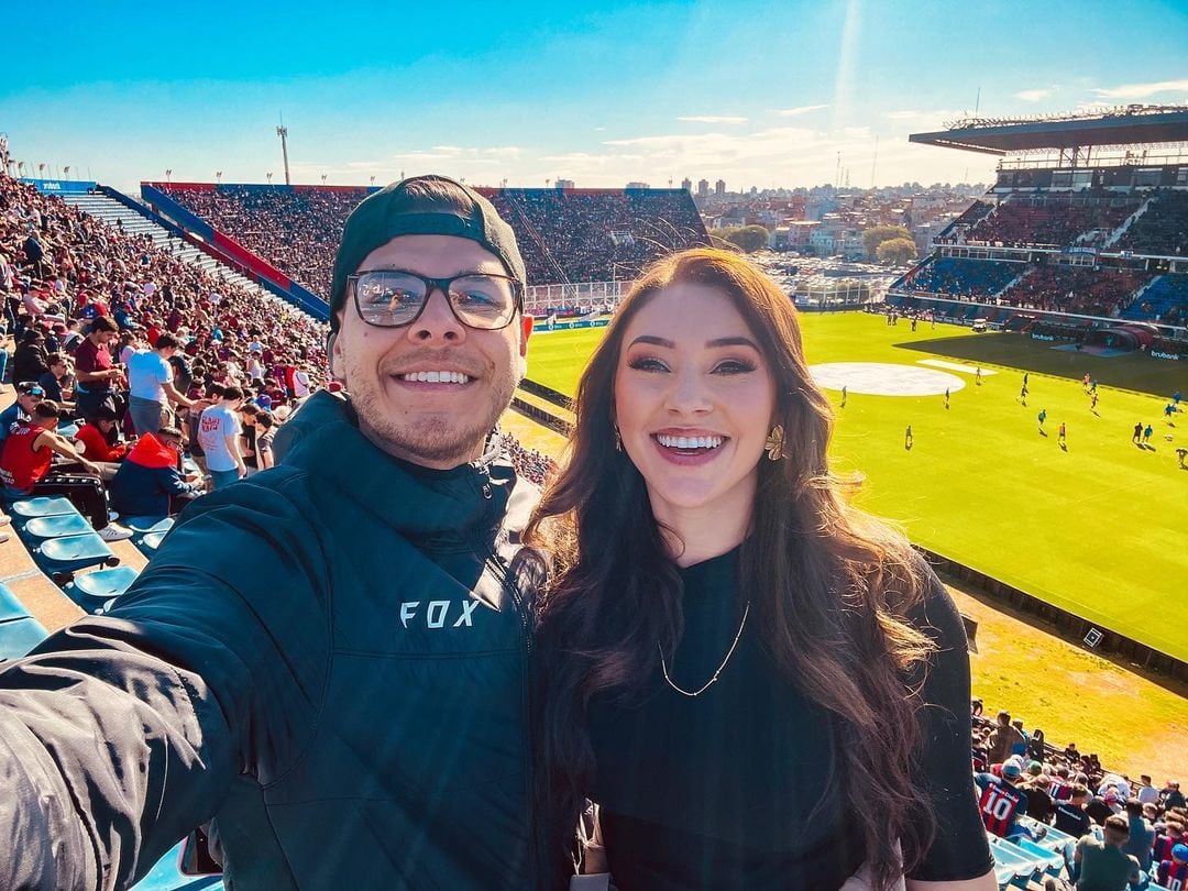 Los periodistas Diego Obando y Gloriana Casasola, están comprometidos.