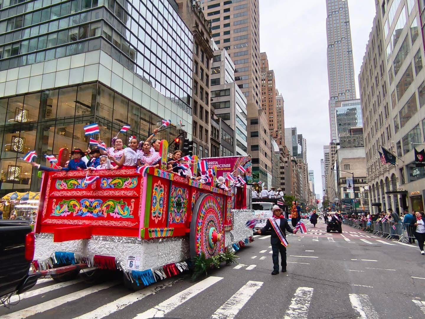 Domingo 12 de octubre del 2025. Apunte este día porque se volvió histórico. En Nueva York, Estados Unidos, el planeta entero disfrutó de la segunda carreta típica costarricense más grande del mundo.