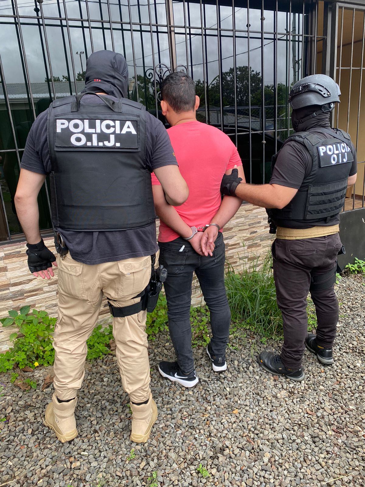 Un hombre de apellidos Cruz Sequeira, de 28 años y de nacionalidad nicaragüense está en manos de las autoridades judiciales por atacar a un matrimonio y amenazarlos con un arma de fuego al cobrarles un préstamo de una familiar. Foto: OIJ