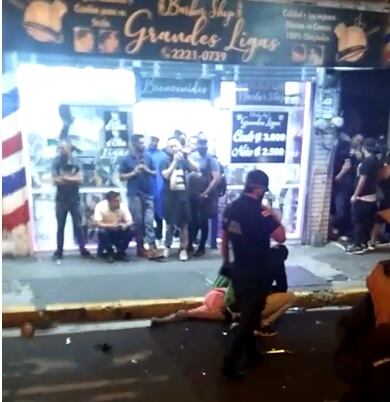 Motociclista resulta herido al ser chocado por carro del OIJ en el centro de San José. Foto cortesía.
