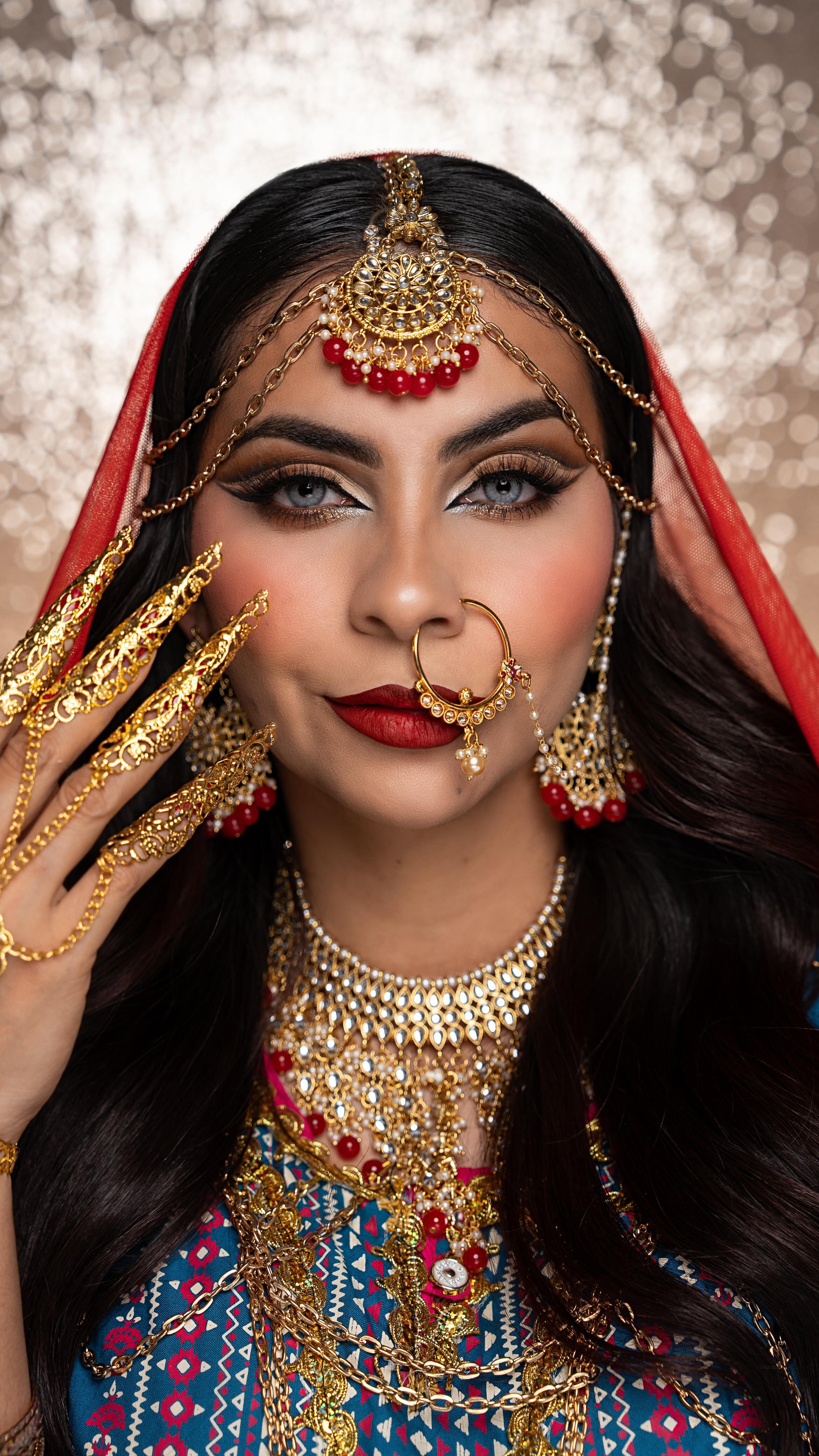 Una maquillista profesional duró más de una semana produciendo el video más viral del mes de la patria, ella se llama Reina López Arroyo.