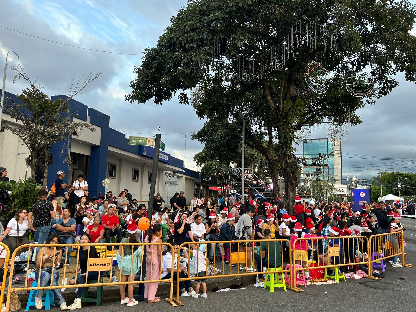 Así se vive el pasacalles previo al Festival de la Luz.