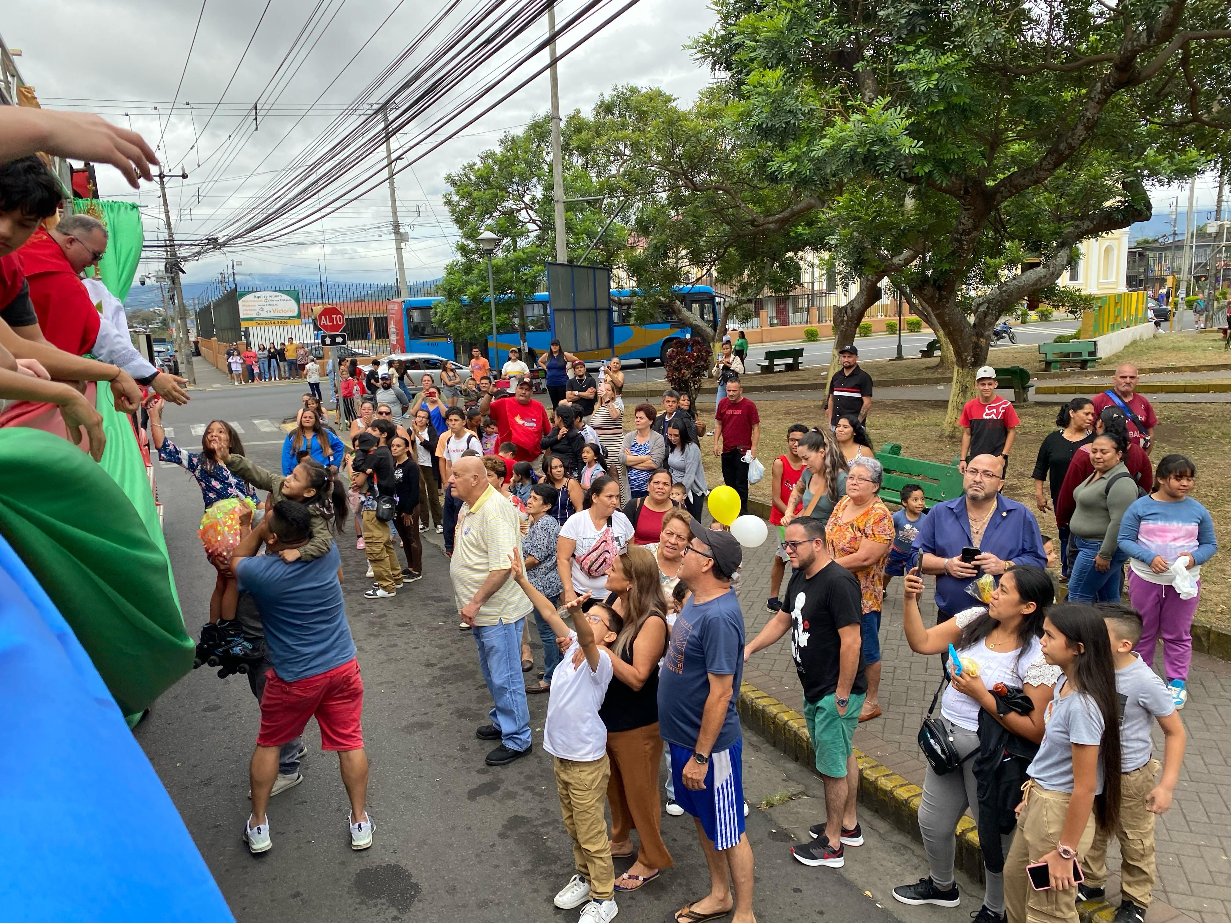 El padre Sergio Valverde hizo la tradicional caravana de Resurrección “El Vive”.
