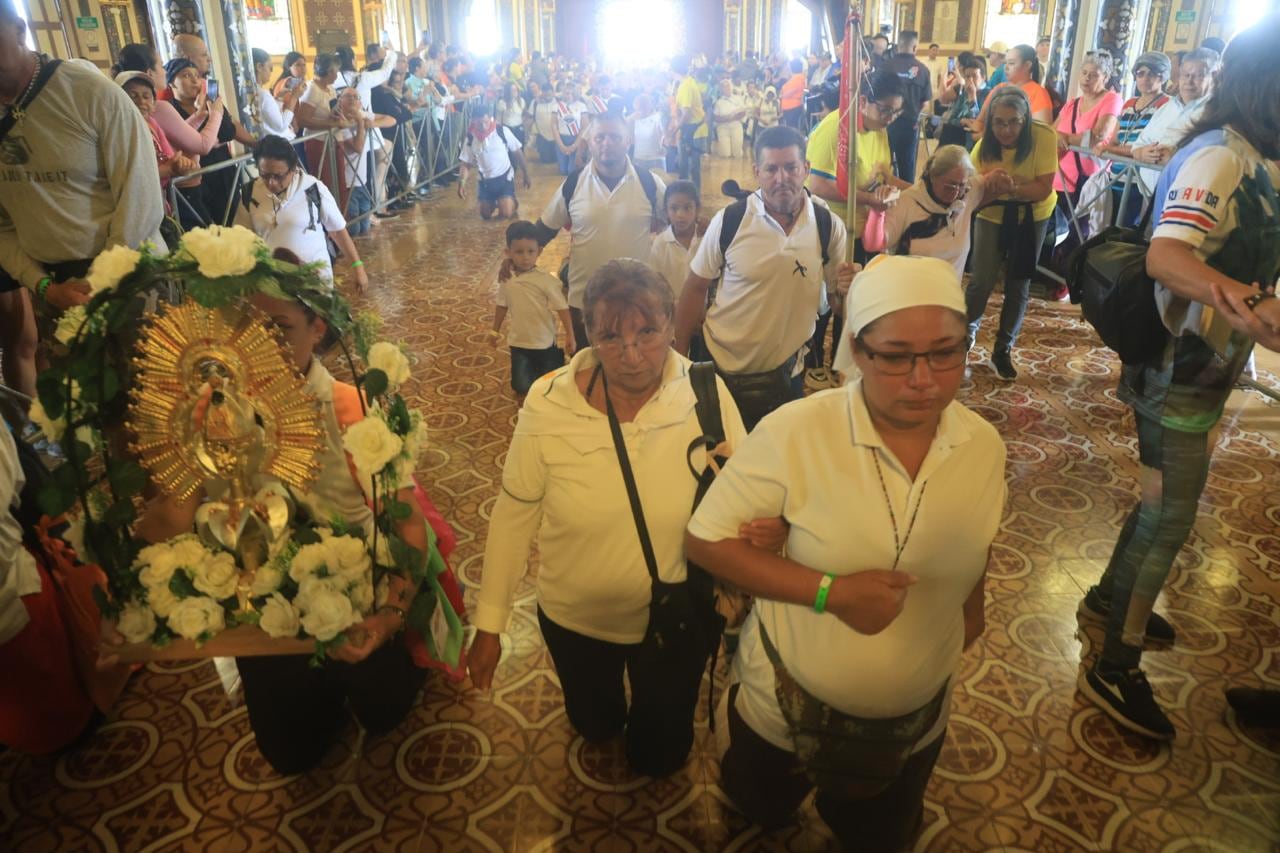 Miles de personas se acercan de rodillas a la Basílica de Los Ángeles para pedirle o agradecerle a La Negrita