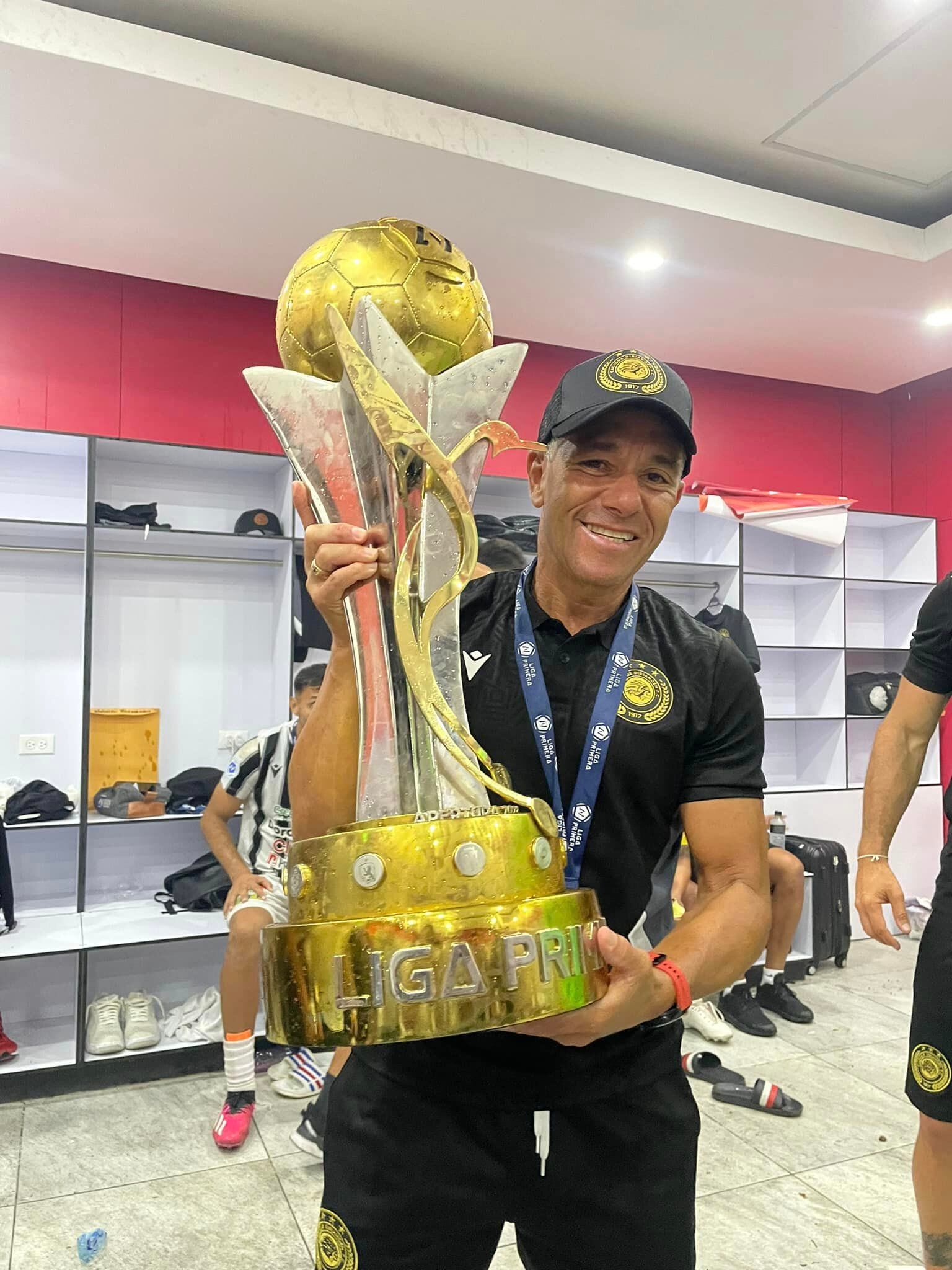 José y Diego Giacone, campeones con el Cacique Diriangén