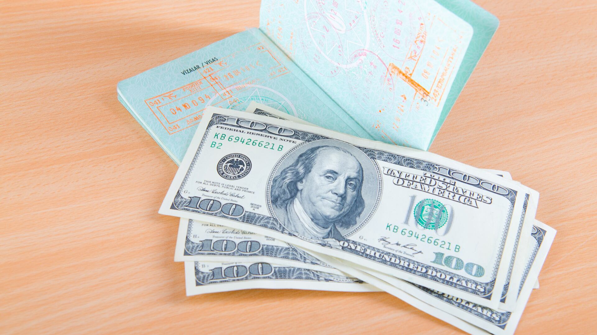 El Gobierno de Estados Unidos refuerza la inspección de efectivo no declarado en aeropuertos internacionales, con el objetivo de frenar el ingreso o salida de más de $10.000 sin reportar. La medida aplica a ciudadanos, residentes y turistas, quienes pueden enfrentar la incautación inmediata del dinero.