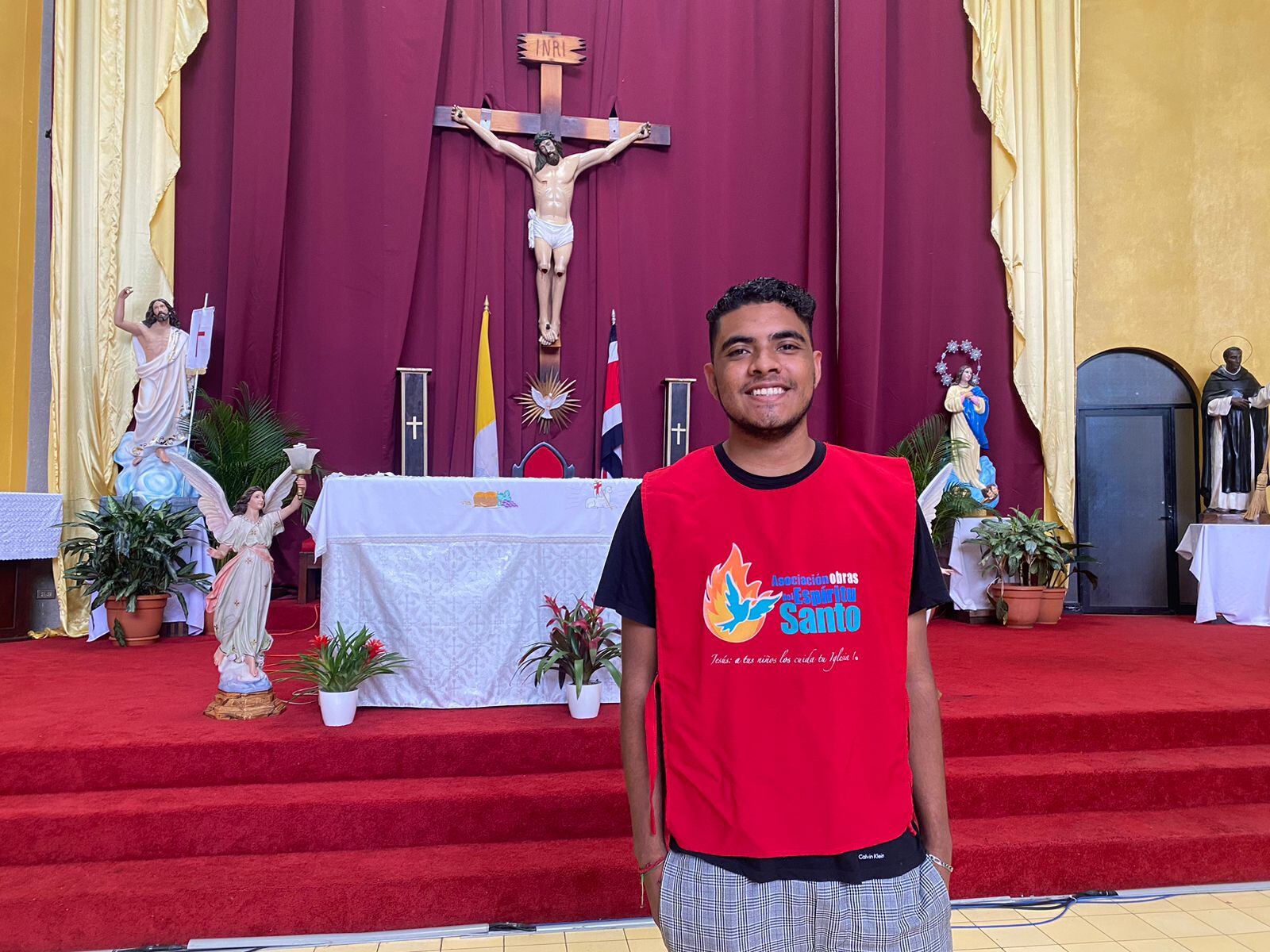 Octavio Zambrana Espinoza es un tico-nicaragüense que por estos días está celebrando el haber sacado un título académico sin olvidar que el camino para ese triunfo de vida comenzó cuando el padre Sergio Valverde de la Asociación Obras del Espíritu Santo les abrió las puertas