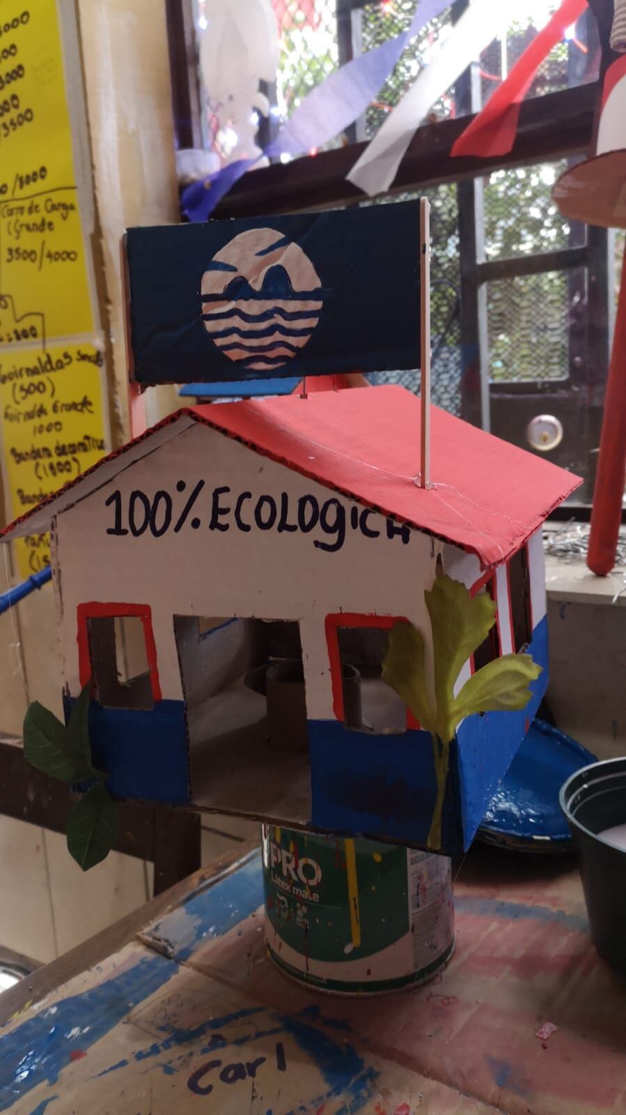 A don Jorge Chaves Lobos, quien tiene 78 años y es vecino de La Esperanza de Heredia, se le acabaron el pasado sábado 10 de setiembre los 600 faroles que hizo.